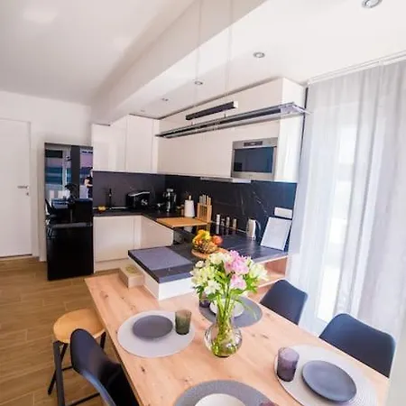 76 - Modern With On-site Private Parking Daire *