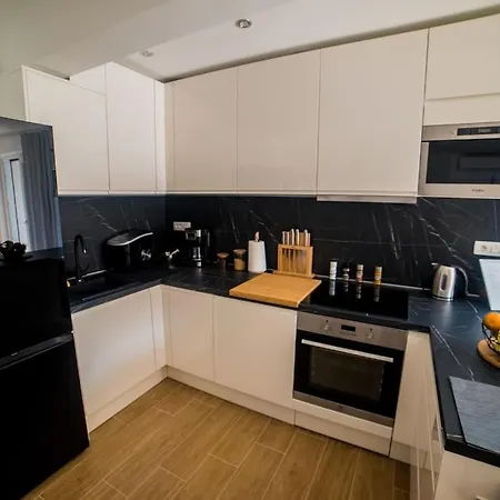 76 - Modern With On-site Private Parking Daire *