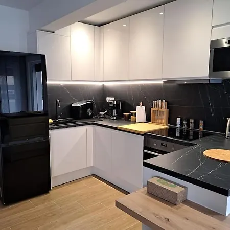 Daire 76 - Modern With On-site Private Parking *