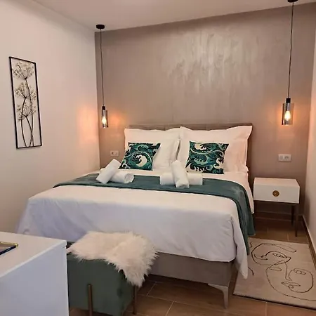 Daire 76 - Modern With On-site Private Parking