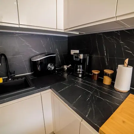 76 - Modern With On-site Private Parking Split