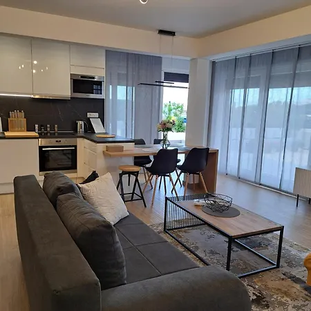 76 - Modern With On-site Private Parking Apartment