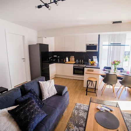 76 - Modern With On-site Private Parking Daire *