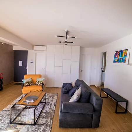Apartment 76 - Modern With On-site Private Parking Split
