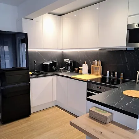 76 - Modern With On-site Private Parking Apartment