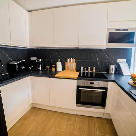 76 - Modern With On-site Private Parking * Split