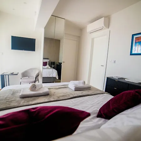 Daire 76 - Modern With On-site Private Parking *