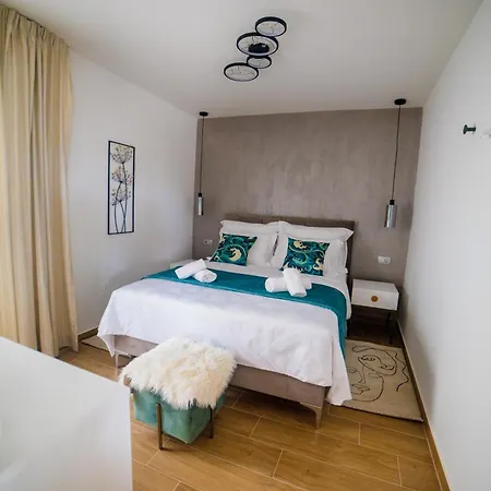 Apartment 76 - Modern With On-site Private Parking Split