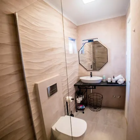 76 - Modern With On-site Private Parking Apartment