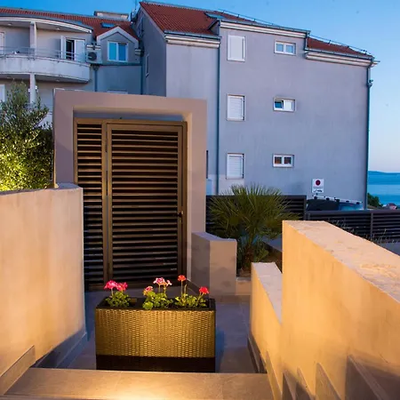 76 - Modern With On-site Private Parking Apartment *