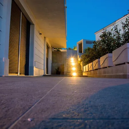 76 - Modern With On-site Private Parking Apartment