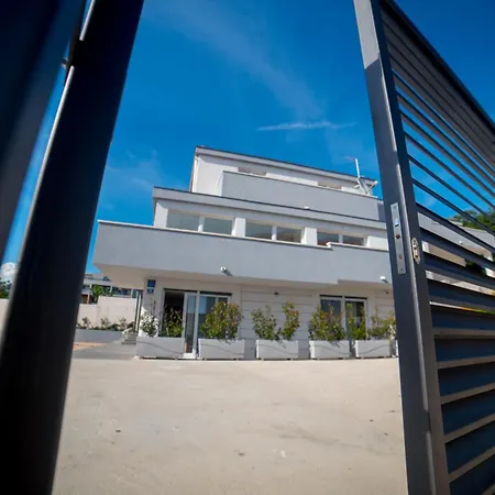 Apartment 76 - Modern With On-site Private Parking Split