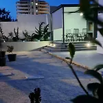76 - Modern With On-site Private Parking Apartman *