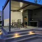 76 - Modern With On-site Private Parking * Split