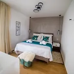 Apartment 76 - Modern With On-site Private Parking Split