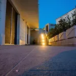 76 - Modern With On-site Private Parking Apartment