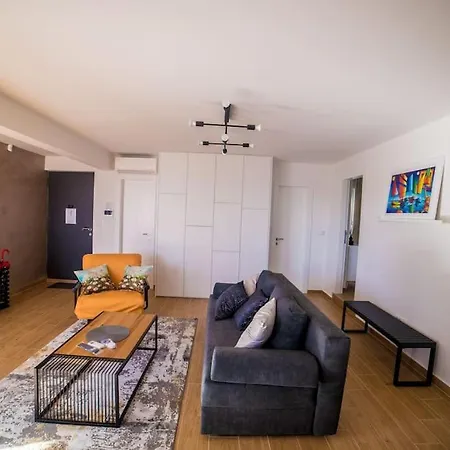 76 - Modern With On-site Private Parking Apartamento Split