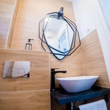 76 - Modern With On-site Private Parking Apartman Split