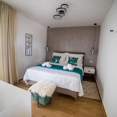 76 - Modern With On-site Private Parking Apartman Split
