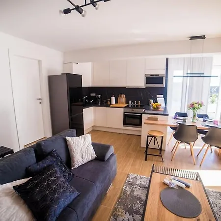 76 - Modern With On-site Private Parking * Split