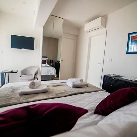 76 - Modern With On-site Private Parking Split