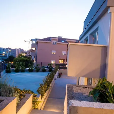 76 - Modern With On-site Private Parking * Split