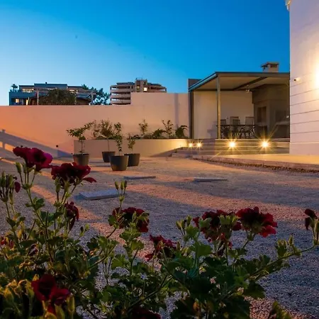 Apartman 76 - Modern With On-site Private Parking *