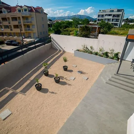 76 - Modern With On-site Private Parking Apartman