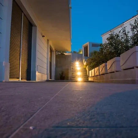 Apartman 76 - Modern With On-site Private Parking