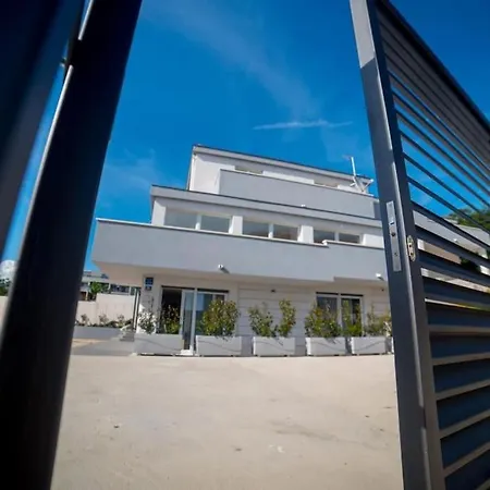 76 - Modern With On-site Private Parking *