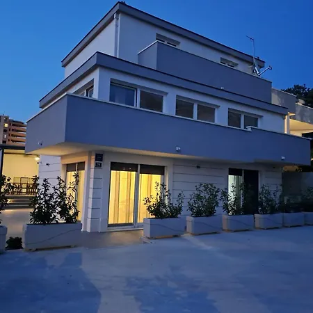 76 - Modern With On-site Private Parking Apartman Split