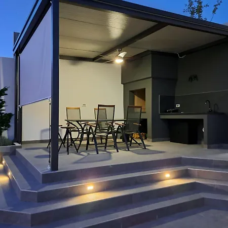 76 - Modern With On-site Private Parking * Split