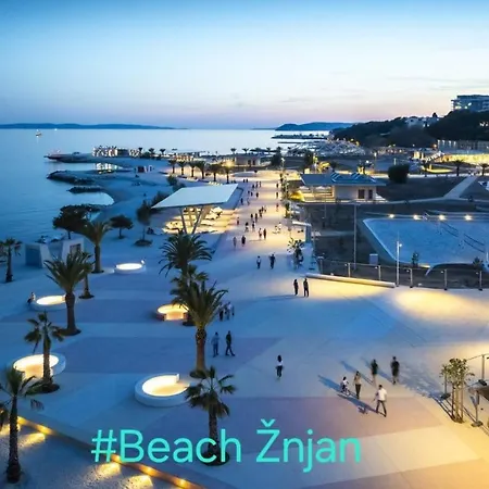 76 - Modern With On-site Private Parking * Split