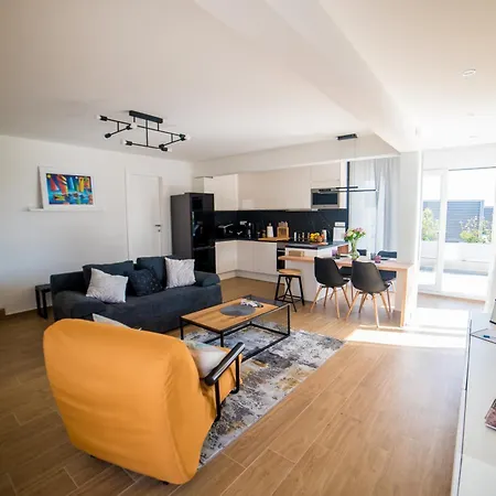 76 - Modern With On-site Private Parking * Split