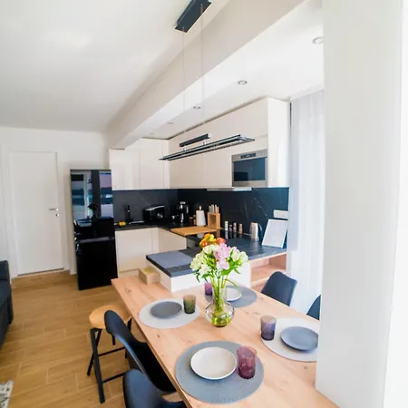 76 - Modern With On-site Private Parking Apartman Split