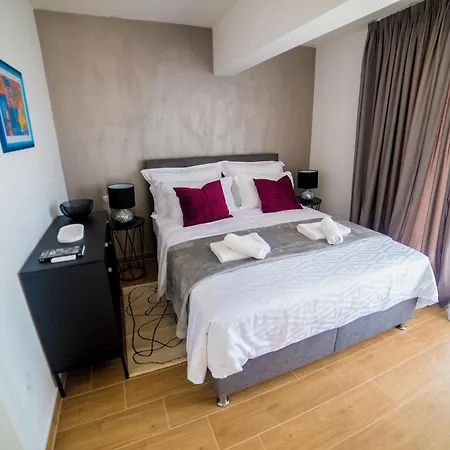 76 - Modern With On-site Private Parking Split