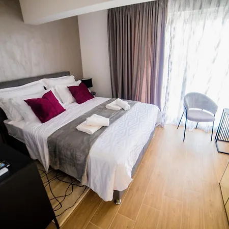 76 - Modern With On-site Private Parking شقة