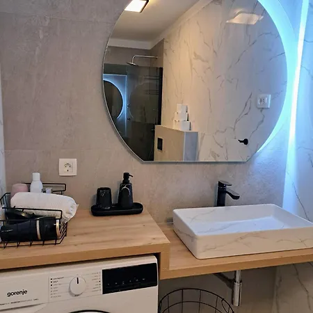 Apartman 76 - Modern With On-site Private Parking *