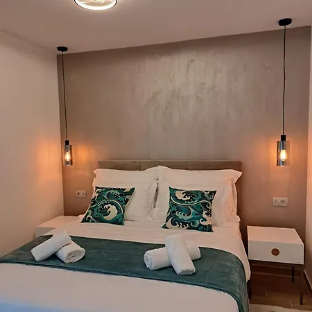 76 - Modern With On-site Private Parking شقة *