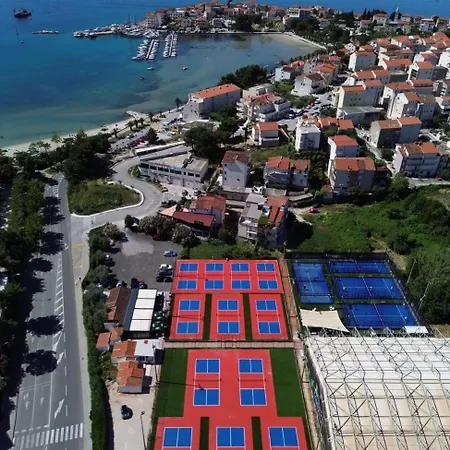 76 - Modern With On-site Private Parking * Split